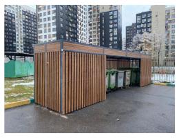 Контейнерная площадка с откатными воротами, обшитая деревянными рейками