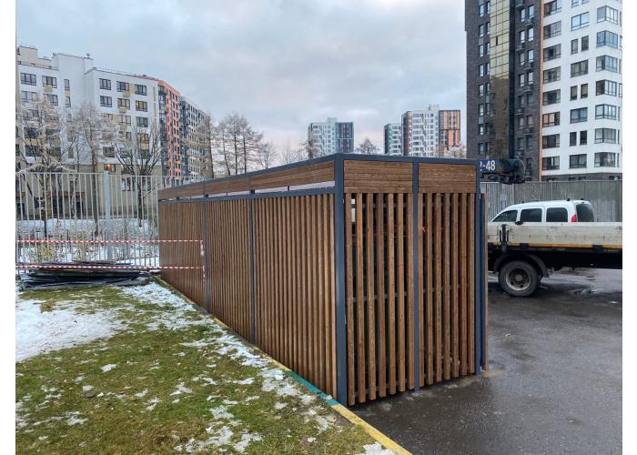 Контейнерная площадка с откатными воротами, обшитая деревянными рейками